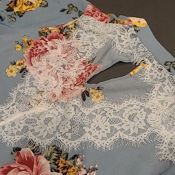 SHEIN sz 0XL poly fabric with lace - Picture 8 of 11